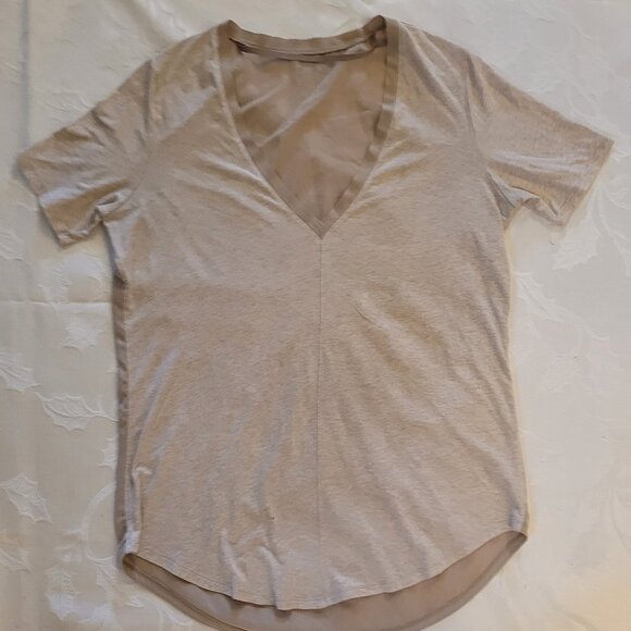 NWOT Under Armour Studio SUP Plunge V-Neck Short Sleeve Shirt Medium - Picture 4 of 8